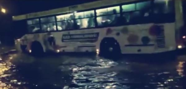 A fost o nouă seară în care vijeliile au inundat străzi, au doborât copaci şi acoperişuri