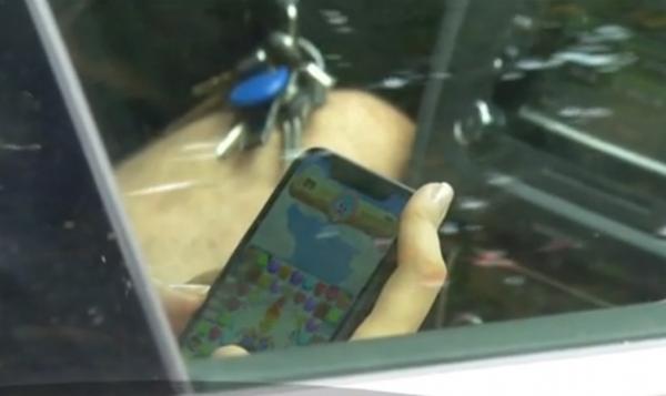 Şoferii români, despre legea care i-ar lăsa fără permis dacă fac poze sau filmează cu telefonul la volan: 'Ar fi o metodă de şantaj'