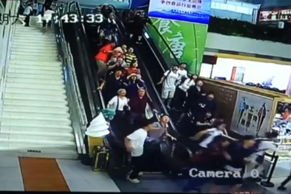 Imaginile de groază când tavanul se prăbuşeşte peste oameni, într-un centru turistic din China