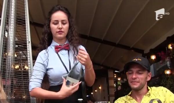 Criză de ospătari pe litoral. Angajaţii fără experienţă învață meserie pe nervii turiștilor