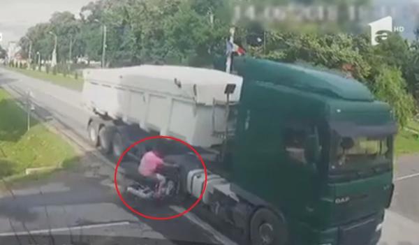 Motociclistul care s-a izbit de un TIR în Timiş circula fără echipament şi cască de protecţie