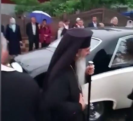 Trei Înalţi Prelaţi ai Bisericii Ortodoxe Române au mers la o slujbă de sfinţire cu limuzine de lux