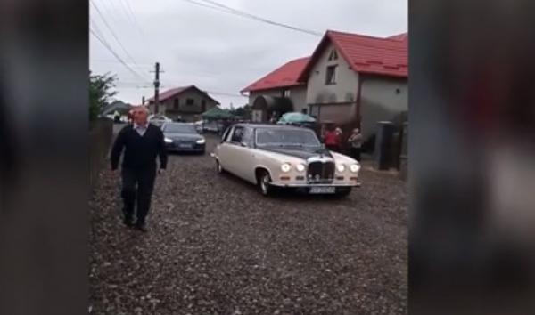 Ierarhii invitaţi la sfinţirea unei biserici din Vaslui, aduşi cu o maşină de lux. Critici dure pe Internet