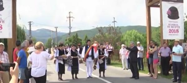 Petrecere mare în Mărginimea Sibiului. Pentru al 15-lea an consecutiv, bujorul de munte a fost sărbătorit de localnici şi turişti