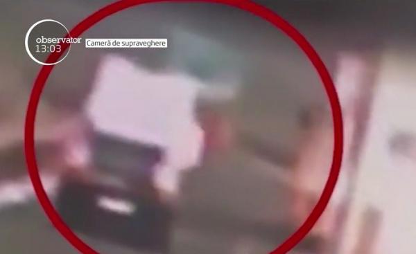 Momentul în care o maşină care mergea pe contrasens pe A1 izbeşte frontal o dubă, filmat de o cameră de bord