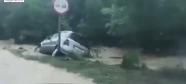 Inundaţii puternice şi în mai multe zone din ţară
