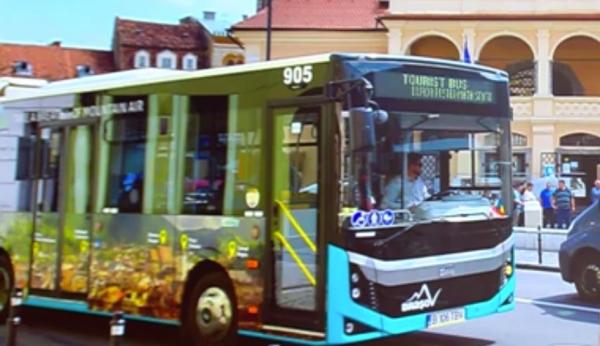 Autobuz special pentru turiştii care vizitează oraşul Braşov