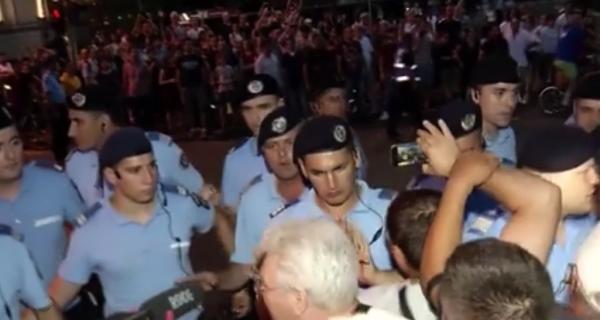 Incidente în Piaţa Victoriei din Capitală, unde peste 4.000 de protestatari au ieşit în stradă