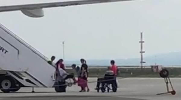 Imagini incredibile pe Aeroportul Suceava. Pasager cu handicap cărat pe scări de doi angajaţi până în avion