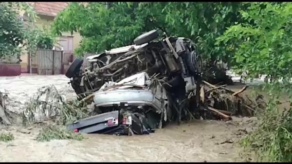 Bilanţ dramatic după inundaţii în Alba: sute de case şi maşini avariate