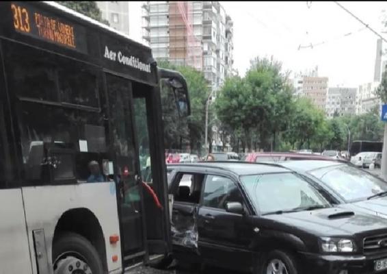 Accident neobişnuit în Bucureşti. Un autobuz a lovit şase maşini parcate lângă o staţie RATB