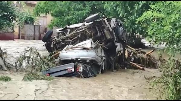 Vreme extremă în ţară. Distrugeri provocate de furtuni şi inundaţii în mai multe judeţe