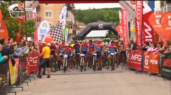 Sute de concurenţi s-au întrecut în Argeş, la o competiţie de ciclism pe teren accidentat