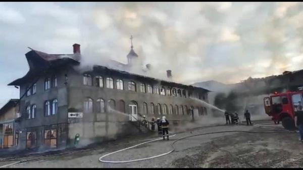 Incendiu de proporții la mănăstire. Pompierii intervin cu 15 autospeciale