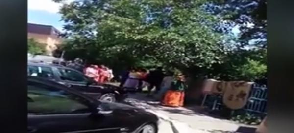 Bătaie ca la uşa cortului într-un cartier din Iaşi. Scandalul a pornit de la o datorie neachitată