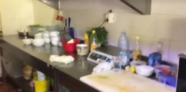 Gândaci, mâncare expirată, depozitată în condiţii improprii şi multă mizerie asta au descoperit inspectorii OPC