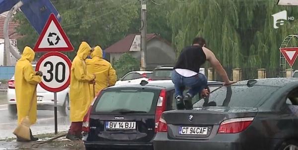 Litoralul, inundat de la Nord la Sud. Oamenii au fost nevoiţi să traverseze strada prin apă până la genunchi