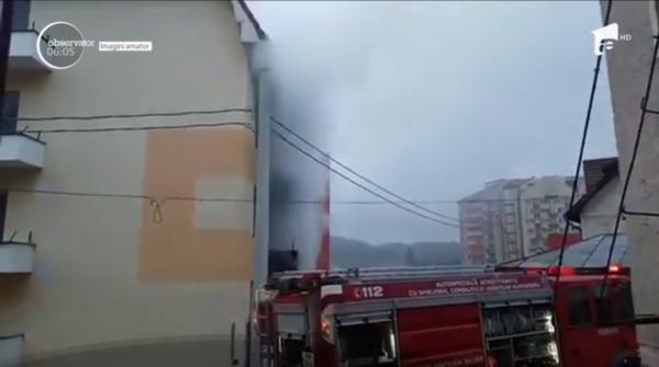 Incendiu la un bloc din Petroșani. Intervenţia pompierilor a durat câteva zeci de minute