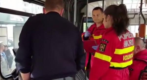 Un bătrân de 70 de ani a leşinat pe podeaua unui autobuz, la Braşov. Paramedicii SMURD au intervenit de urgenţă