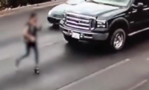 La un pas de moartea din cauza tocurilor prea înalte