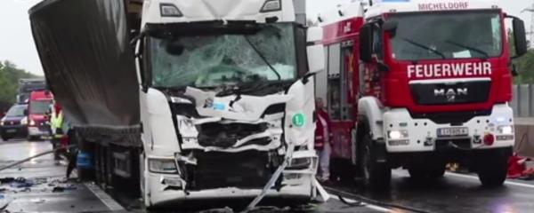 Doi şoferi de TIR români şi-au pierdut viaţa într-un accident produs pe o autostradă din Austria