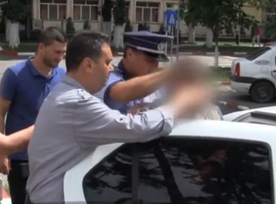 Urmărire ca în filme în Vrancea! Un recidivist a fost oprit de poliţişti doar după ce au tras mai multe focuri de armă