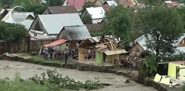 Inundații catastrofale în 5 judeţe din ţară. O bătrână din Botoşani a murit strivită de tavanul casei prăbuşit din cauza apelor