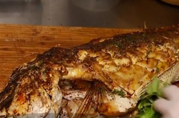 Deşi a fost vineri, a fost dezlegare la peşte, iar asta s-a văzut în pieţe şi în restaurante