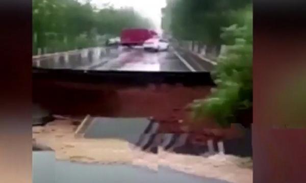 Șosea prăbușită cu totul pe o porţiune de 50 de metri, în China