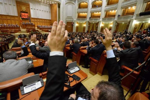 Război în Parlament pe abuzul în serviciu. Un parlamentar din Opoziţie a rupt pagini din Codul Penal în semn de protest