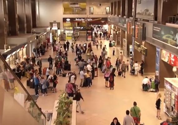 Haos pe Aeroportul Otopeni. Cozi uriaşe la porţile de check-in, unde vor ajunge peste 50 de mii de călători pe zi