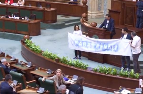 Scandal uriaş pe Codul Penal, la Senat. Opoziția a încercat să suspende ședința cu bannere și stegulețe