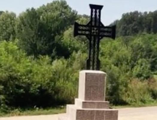 Crucea de la intrarea în comuna doljeană Vela, monument ridicat în cinstea asfaltării