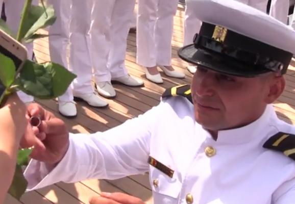 Cerere în căsătorie pe Bricul Mircea. Un cadet şi-a surprins logodnica, cu ajutorul colegilor săi