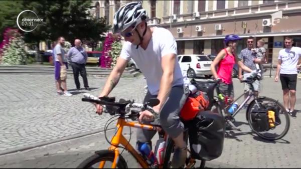 Cu bicicleta. spre Sidney! Aşa au ales doi tineri proaspăt căsătoriţi să-şi petreacă luna de miere