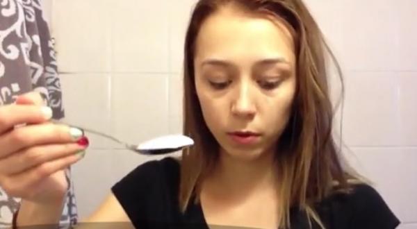 Trucuri de frumusețe de evitat. Uleiul de cocos poate să provoace acnee și pori încărcați