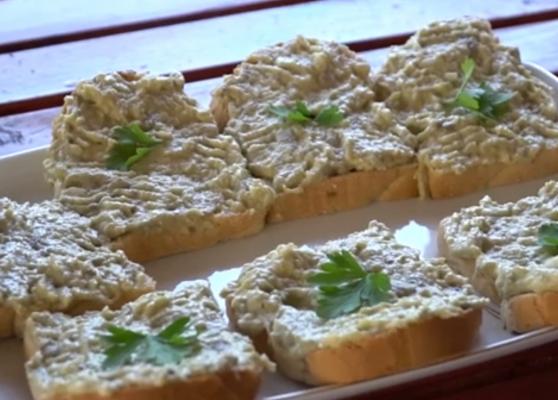 Salata de vinete, vedeta de sezon. Secretul gospodinelor din Maramureş, care fac să nu aibă gust amărui