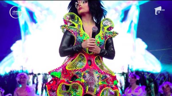 Cântăreaţa Bjork a făcut senzaţie la un concert în Marea Britanie cu o rochie spectaculoasă, realizată de doi români