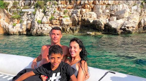 Cristiano Ronaldo se bucură, împreună cu familia, de vacanţă