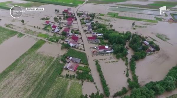 Dezastru în urma ploilor. Zeci de oameni evacuaţi în Vâlcea, după ce apa le-a inundat casele