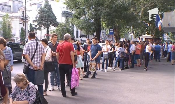 Cozi uriaşe pentru înscrierea la Facultatea de Medicină şi la ASE, în Bucureşti