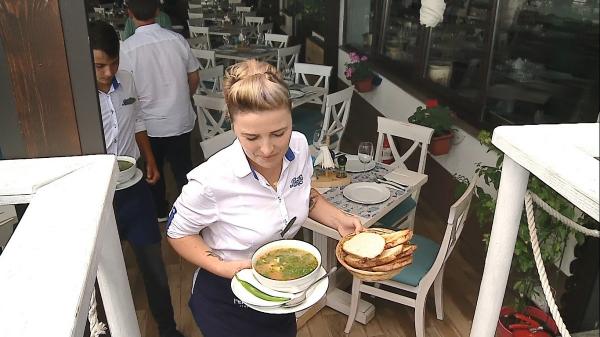 Pe litoral, borşul tradiţional de peşte concurează cu mâncărurile exotice