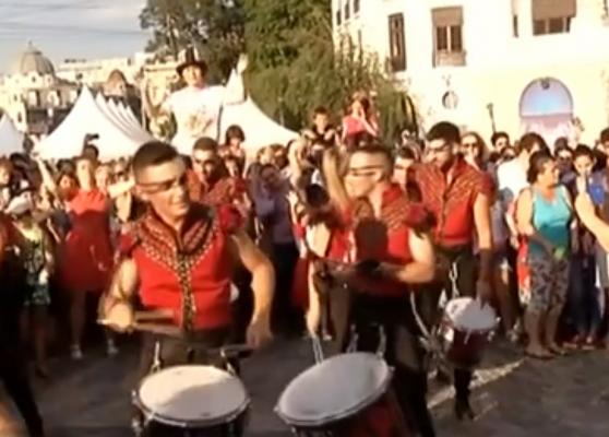 Spectacol de culoare şi acrobaţii la Festivalul Internațional de Teatru de Stradă din Capitală