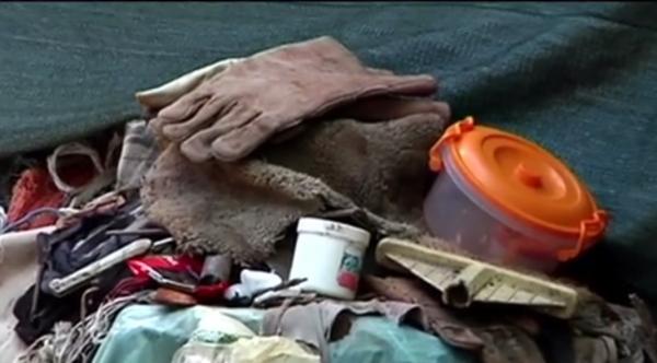 O bătrână din Galați și-a transformat curtea în groapă de gunoi. Disperat, un vecin a scos casa la vânzare