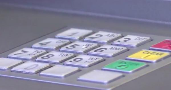 De teama hackerilor, din ce în ce mai mulţi români apelează la cardul virtual, care poate fi "ars" după fiecare tranzacţie