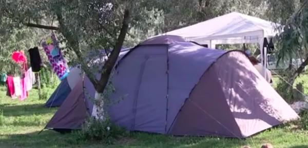 Vacanță la cort. În plin sezon estival locurile special amenajate pentru camping sunt pline ochi