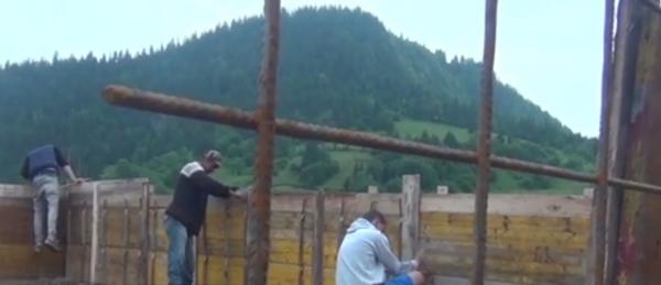 Mobilizare impresionantă în Maramureș. Mai mulți voluntari construiesc o casă pentru o familie care a pierdut totul în urma unui incendiu