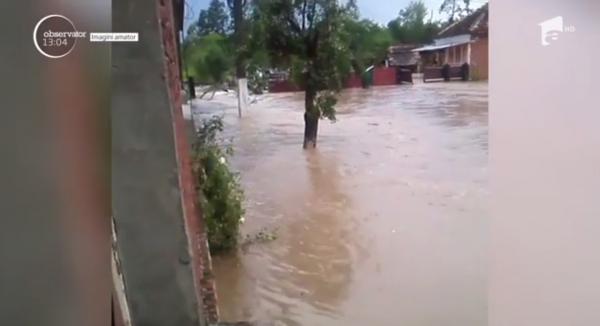 O furtună puternică a făcut prăpăd în Arad. Gospodării distruse, mașini înghițite de ape și sute de păsări moarte