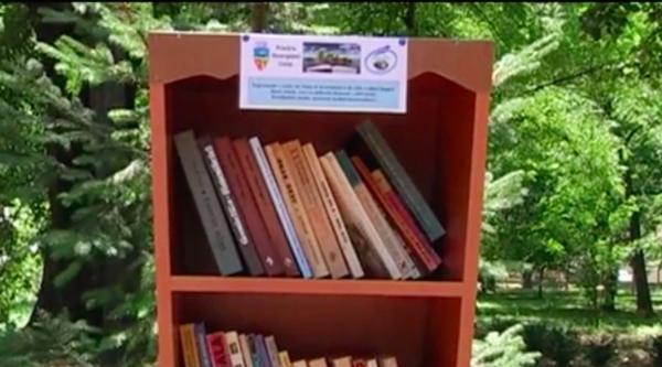 Elevii unui liceu din Galați au amenajat o minibibliotecă chiar pe aleile Grădinii Publice