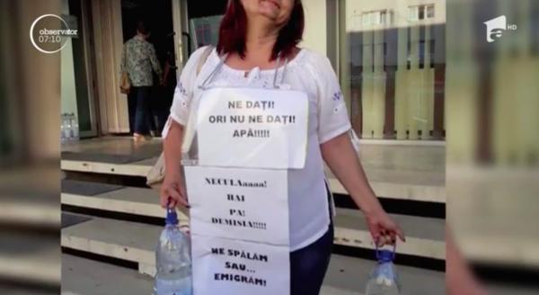 În Bacău nu curge apă la robinete de cinci zile! Disperați, oamenii au ieșit să protesteze în fața primăriei